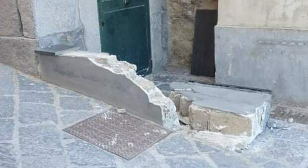 Pozzuoli, crolla un muretto al Rione Terra nei pressi del Duomo