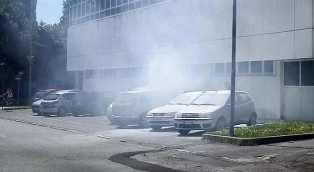 Auto in fiamme nel parcheggio sospeso l'esame di maturità