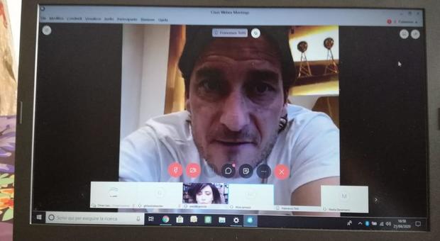 Francesco Totti, sorpresa agli studenti di Bergamo: compare nella videochat di classe