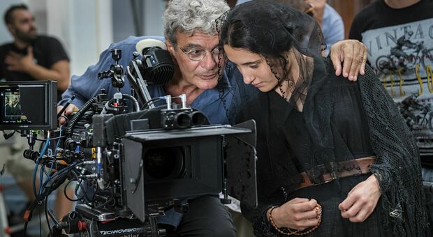 Il regista Mario Martone con Marianna Fontana sul set del film “Capri Revolution”
