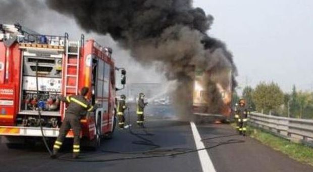 Pullman in fiamme, terrore sull'A24: turisti in salvo, austostrada bloccata per un'ora