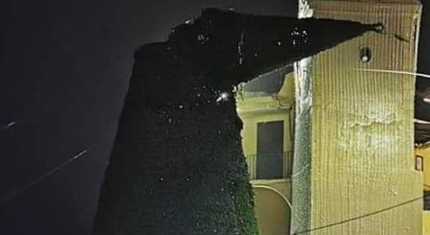 Da Spelacchio a "Spezzacchio": il vento forte spezza l'albero di Natale di Capri