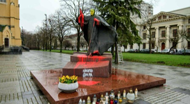Papa Giovanni Paolo II, profanato il monumento a Wojtyla nell'anniversario della morte