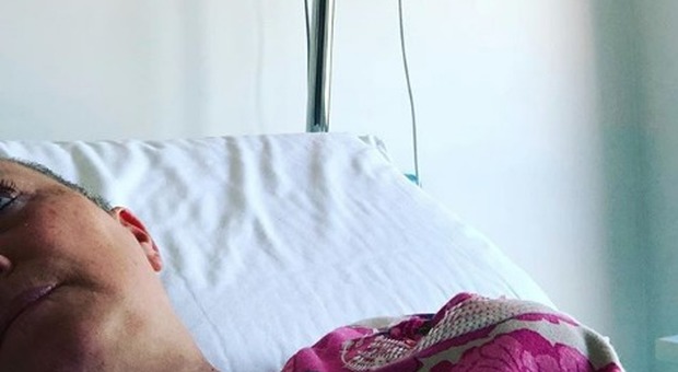 Carolyn Smith e la battaglia contro il cancro, la foto in ospedale commuove il web: «In attesa dell'operazione». E arrivano gli auguri dei vip
