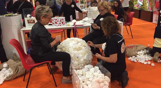 Diecimila rose in lana arrivate da tutta Italia per non dimenticare Martina e Alessia