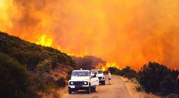 Sardegna tagliata in due dal fuoco: vasti incendi, due piromani arrestati