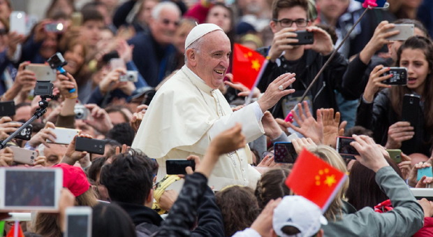 Papa Bergoglio e la gabbia di Santa Marta, sempre più frequenti le sue uscite fuori dal Vaticano