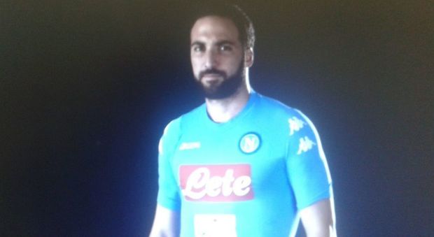 Preoccupazione per il futuro di Higuain ma il Napoli gli fa indossare la nuova maglia