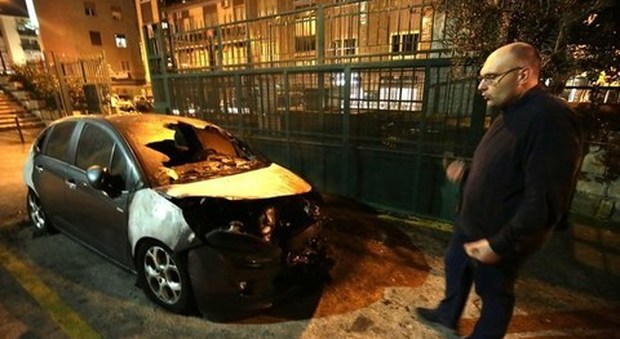 Napoli, incendiata l'automobile di un sacerdote: è giallo