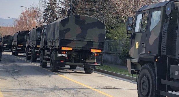 Bergamo, camion militari portano via altri 70 feretri. Il drammatico corteo si ripete