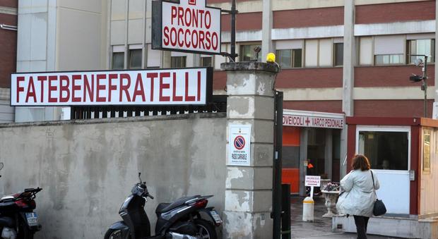 Napoli, la truffa dello specchietto finisce nel sangue: due giovani finiscono in ospedale