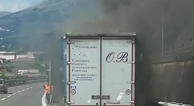 Camion in fiamme sullo svincolo autostradale: salvo il conducente
