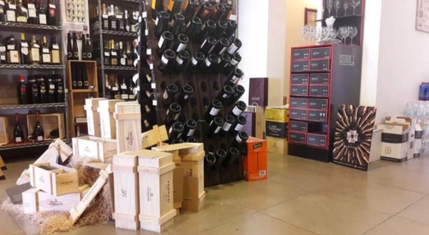 Senigallia, maxi furto da Barzetti: trovate alcune bottiglie, denunciato un barista