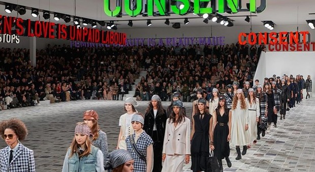 A Parigi la sfilata femminista di Dior al grido di "Consenso" (dopo la condanna di Weinstein)
