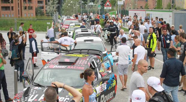 Milano, paura al Rally Motor Show: auto scavalca il guard rail e investe e ferisce un commissario