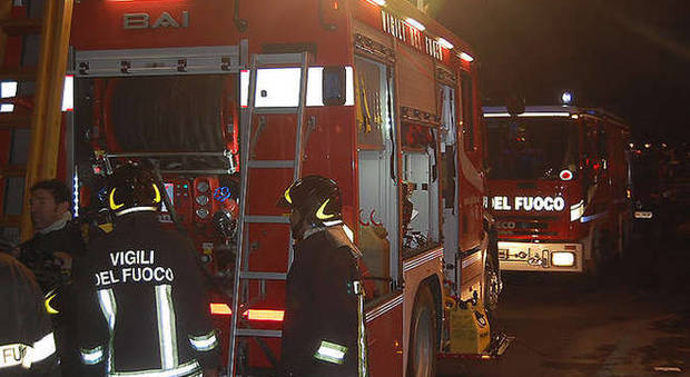 Ancona, paura sull'A14: un incendio distrugge una bisarca, salvo l'autista