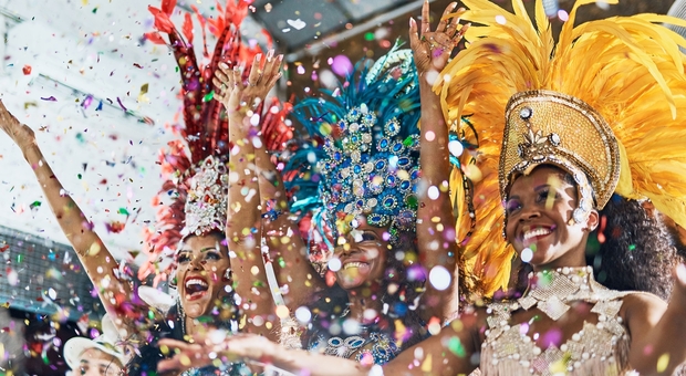 Brasile, allarme contagi: rinviato il Carnevale di Rio. Non accadeva dal 1912