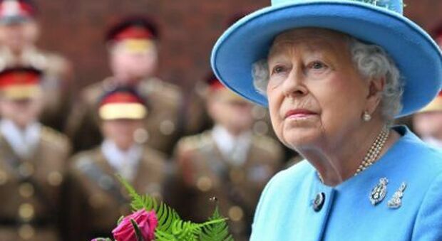 La regina Elisabetta pianta una rosa in memoria del principe Filippo, oggi avrebbe compiuto 100 anni