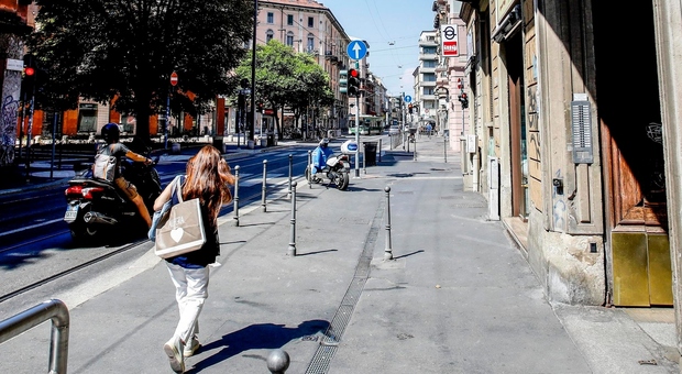 Milano, donna investita sul marciapiede da un pirata in bici: è grave «Travolta appena uscita dal portone di casa» FOTO
