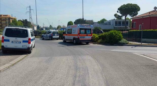 Pesaro, perde il controllo della sua moto e cade sull'asfalto: una donna finisce all'ospedale