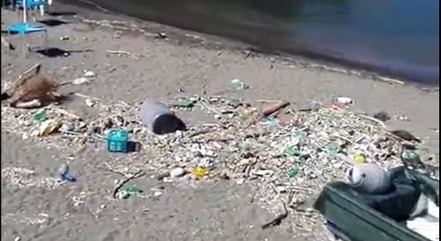 La spiaggia di Riva Fiorito invasa dai rifiuti