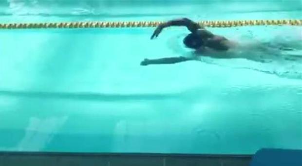 Manuel Bortuzzo, il nuotatore paralizzato alle gambe dopo l'agguato a Roma torna a nuotare in piscina