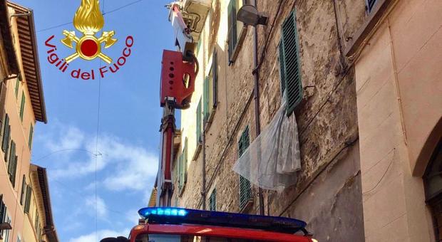 Perugia, cadono calcinacci: stop alle auto in corso Cavour