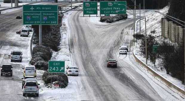 Usa, il gelo fa 5 morti al Sud. Voli cancellati e centinaia di incidenti
