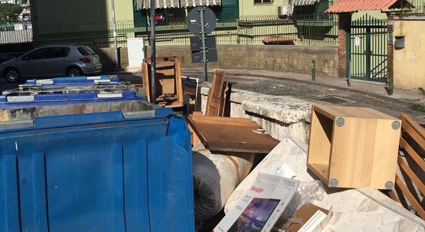 Napoli, Fuorigrotta sommersa da montagne di rifiuti: «Vogliamo decoro e sicurezza»