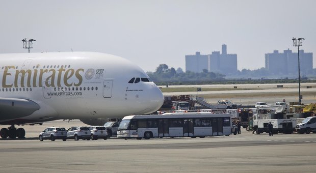 Passeggeri in quarantena su un volo da Dubai a New York. «In 100 stanno male»