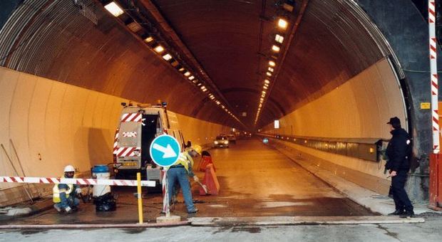 Bus in panne, fumo e paura nel troforo del Monte Bianco: tunnel chiuso, evacuati in 67