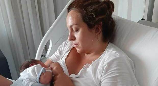 Luisa allatta il figlio Gabriele appena nato