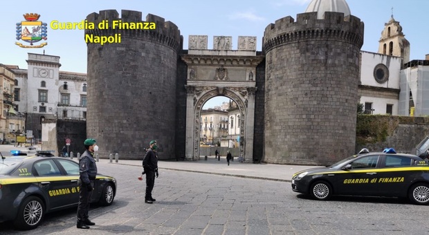 Covid a Napoli, nei controlli della Finanza finiscono anche pusher e contrabbandieri