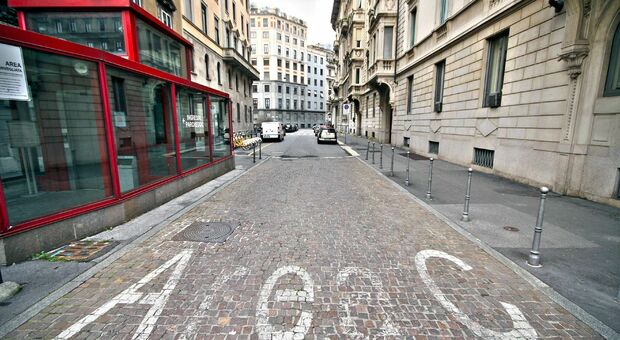 Milano, nuove regole sulla strada: rincara Area C a 7,50 euro e stop alla circolazione dei mezzi pesanti dei camion senza sensori