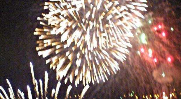 Mondragone, incidente con i fuochi d'artificio: panico alla processione dell'Assunta