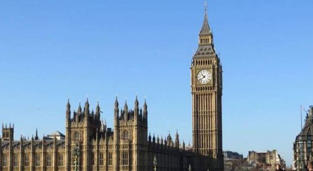 Inghilterra, il Big Ben rischia di cadere: 55 milioni di euro per 3 anni di restauri