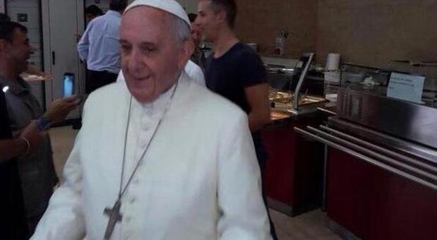 Sorpresa in Vaticano, il Papa in fila alla mensa pranza insieme ai dipendenti