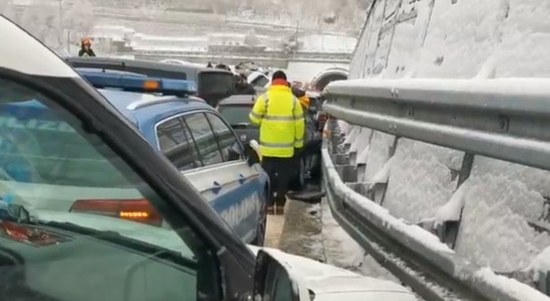 Incidente sulla Torino-Bardonecchia a causa del ghiaccio: un morto e 25 auto coinvolte
