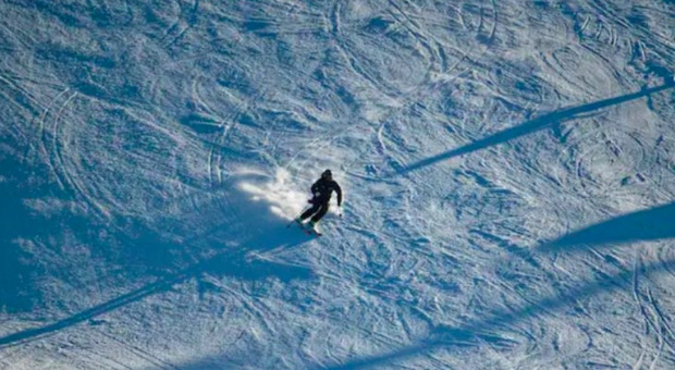 Sciatore di 29 anni morto in Valtellina: Giovanni Pieroni si è schiantato contro un cannone spara-neve