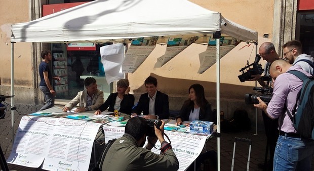 Una firma per legalizzare le droghe leggere: i Radicali partono da Milano