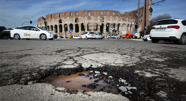 Roma, scandalo buche: c'è pure l'inchiesta. Appalti mai assegnati