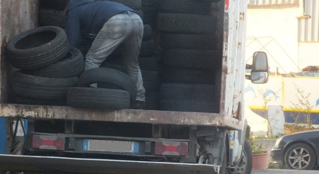 Bacoli, smaltiscono pneumatici per conto di benzinai: denunciati due operai della Flegrea Lavoro
