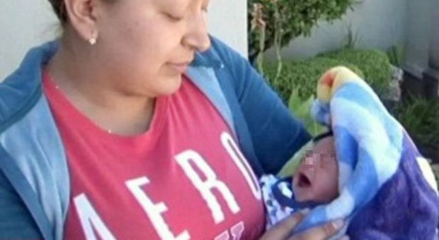 La studentessa confonde il cordone ombelicale, neonato evirato poche ore dopo il parto