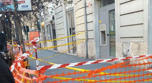 Roma, paura in via Cola di Rienzo, cornicione si stacca e colpisce un passante
