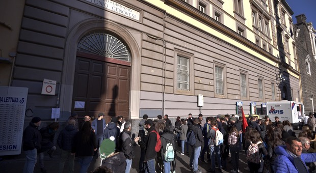 Napoli, liceo Genovesi senza aule: lezioni in biblioteca o in palestra, la rivolta degli studenti