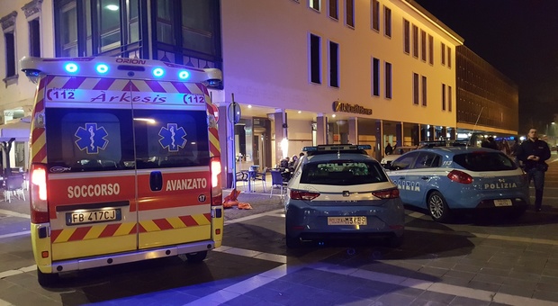 L'ambulanza e le Volanti della Polizia in piazza Cavour a Pordenone