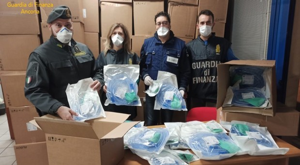 Ancona, contrabbando al porto: donati alla Protezione civile i respiratori sequestrati