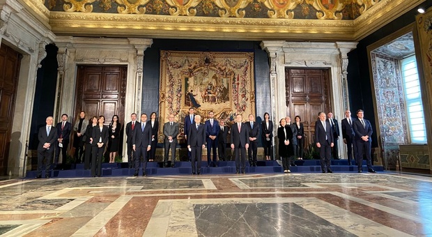 Governo Draghi, la foto con i 23 ministri distanziati e senza mascherina: dress code scuro, nessuno come la Bellanova