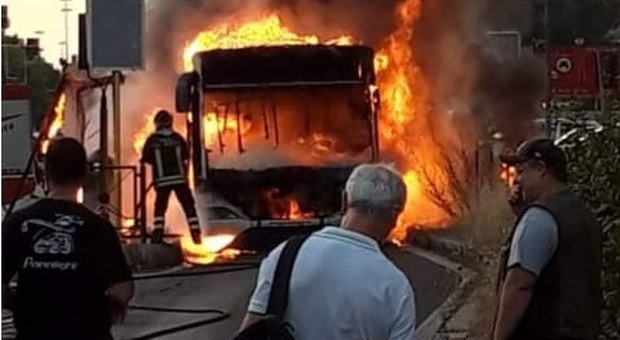 Roma, bus in fiamme: l'autista fa scendere tutti i passeggeri