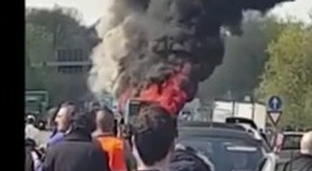 Milano, autista dà fuoco a bus studenti, «i prof costretti a legare i bambini con le fascette»